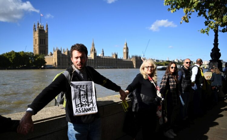 Υποστηρικτές του ιδρυτή των Wikileaks Τζούλιαν Ασάνζ σχηματίζουν ανθρώπινη αλυσίδα γύρω από το βρετανικό Κοινοβούλιο, στο Λονδίνο (φωτ.: EPA/ANDY RAIN)