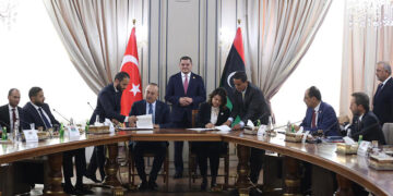 Στιγμιότυπο από την υπογραφή της συμφωνίας Τουρκίας-Λιβύης για τους υδρογονάνθρακες (φωτ.: Twitter / @MevlutCavusoglu)