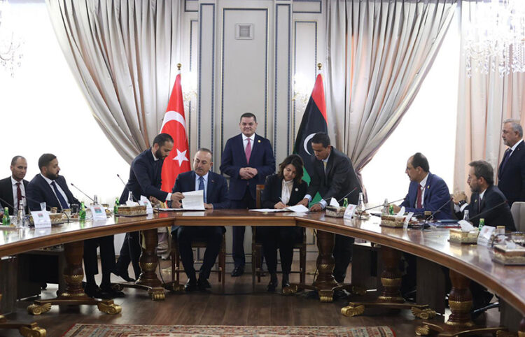 Στιγμιότυπο από την υπογραφή της συμφωνίας Τουρκίας-Λιβύης για τους υδρογονάνθρακες (φωτ.: Twitter / @MevlutCavusoglu)