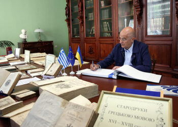 Ο Νίκος Δένδιας στην Εθνική Βιβλιοθήκη στην Οδησσό της Ουκρανίας τον Ιούλιο του 2022 (φωτ.: Γραφείο Τύπου υπουργείου Εξωτερικών)