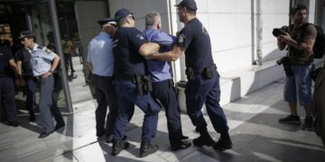Ο 58χρονος Εμμανουήλ Εσσατζανιάν Σοροπίδης που κατηγορείται ότι δολοφόνησε με 14 μαχαιριές την 32χρονη οδηγείται στο δικαστήριο. (φωτ. αρχείου: EUROKINISSI/Στέλιος Μισίνας)