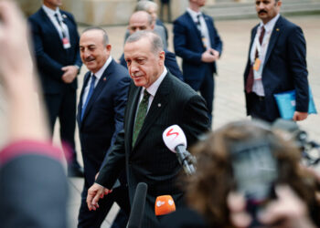 O Ρετζέπ Ταγίπ Ερντογάν και ο Μεβλούτ Τσαβούσογλου προσέρχονται στη Σύνοδο της Ευρωπαϊκής Πολιτικής Κοινότητας που φιλοξενήθηκε στην Πράγα (φωτ.: Προεδρία της Δημοκρατίας της Τουρκίας)