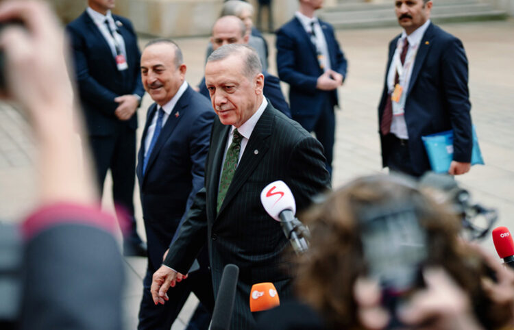 O Ρετζέπ Ταγίπ Ερντογάν και ο Μεβλούτ Τσαβούσογλου σε παλαιότερη φωτογραφία στη Σύνοδο της Ευρωπαϊκής Πολιτικής Κοινότητας που φιλοξενήθηκε στην Πράγα (φωτ. αρχείου: Προεδρία της Δημοκρατίας της Τουρκίας)
