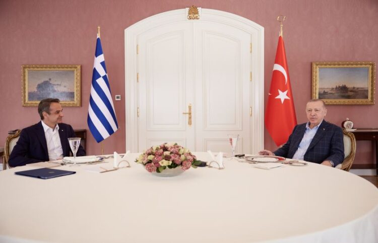 Συνάντηση του Κυριάκου Μητσοτάκη με τον πρόεδρο της Τουρκίας, Ρετζέπ Ταγίπ Ερντογάν στην Κωνσταντινούπολη, τον Μάρτιο του 2022 (φωτ. αρχείου: Δημήτρης Παπαμήτσος / EUROKINISSI)