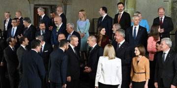O Ρετζέπ Ταγίπ Ερντογάν με άλλους ηγέτες μετά την οικογενειακή φωτογραφία για τη Σύνοδο της Ευρωπαϊκής Πολιτικής Κοινότητας που φιλοξενήθηκε στην Πράγα (φωτ.: Προεδρία της Δημοκρατίας της Τουρκίας)