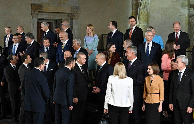 O Ρετζέπ Ταγίπ Ερντογάν με άλλους ηγέτες μετά την οικογενειακή φωτογραφία για τη Σύνοδο της Ευρωπαϊκής Πολιτικής Κοινότητας που φιλοξενήθηκε στην Πράγα (φωτ.: Προεδρία της Δημοκρατίας της Τουρκίας)