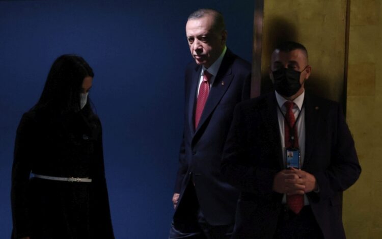 Ο Τούρκος πρόεδρος ενώ ετοιμάζεται να μιλήσει στην 77η Γενική Συνέλευση του ΟΗΕ, στη Νέα Υόρκη (φωτ.: EPA/JASON SZENES)