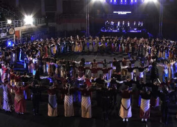 Στιγμιότυπο από το χορό πατούλα που απέδωσαν μέλη του ΣΠΟΣ Δυτικής Μακεδονίας και Ηπείρου στο 16ο Φεστιβάλ Ποντιακών Χορών που φιλοξενήθηκε στη Λευκόβρυση Κοζάνης (φωτ.: pontosnews.gr)