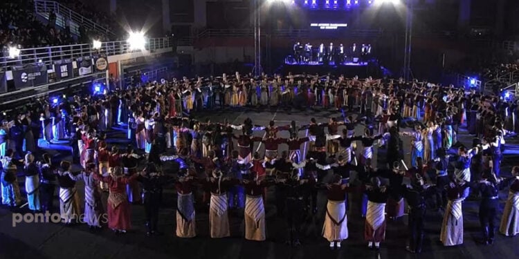 Στιγμιότυπο από το χορό πατούλα που απέδωσαν μέλη του ΣΠoΣ Δυτικής Μακεδονίας και Ηπείρου στο 16ο Φεστιβάλ Ποντιακών Χορών που φιλοξενήθηκε στη Λευκόβρυση Κοζάνης (φωτ.: pontosnews.gr)