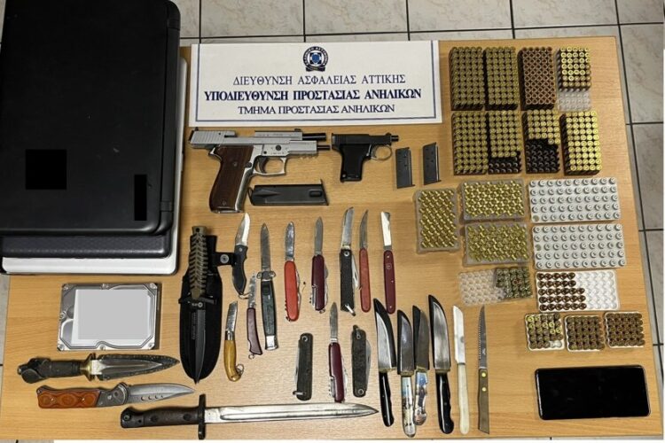 Στην κατοχή τους βρέθηκαν, μεταξύ άλλων όπλα και μαχαίρια (φωτ.: astynomia.gr)