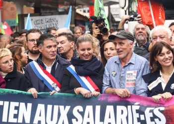 Αριστεροί πολιτικοί και βουλευτές πρωτοστατούν στις μαζικές διαδηλώσεις στο Παρίσι (EPA / Mohammed Badra)