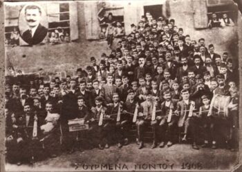 Εικόνα από γλέντι στο χωριό Κελόνσα (Κοινώνισσα) όπου κατοικούσαν περίπου 300 ελληνικές οικογένειες (πηγή: genealogies.gr/Έλλη Χαραλαμπίδου)