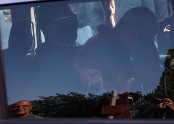 Ο 53χρονος επιχειρηματίας Ηλίας Μίχος κρύβει το πρόσωπό του κατά τη διάρκεια της μεταφοράς του από τη ΓΑΔΑ στην Ευελπίδων (φωτ.: EUROKINISSI / Βασίλης Ρεμπάπης)