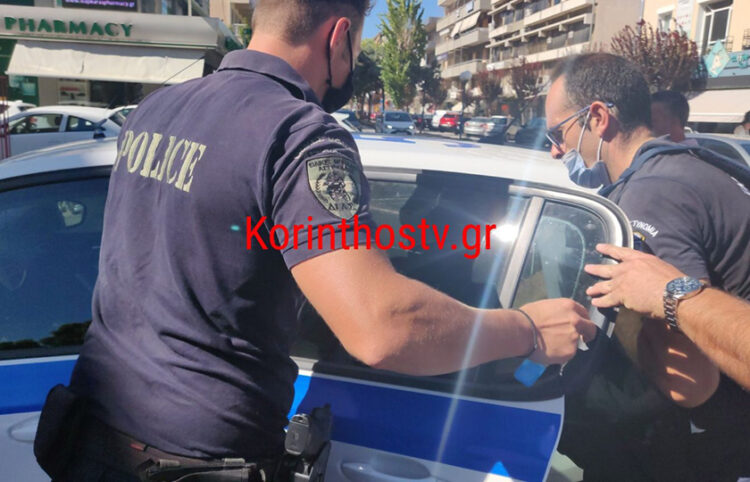Αστυνομικοί μεταφέρουν στα δικαστήρια Κορίνθου τον 33χρονο που κακοποίησε την εν διαστάσει σύζυγό του (φωτ.: korinthostv.gr)