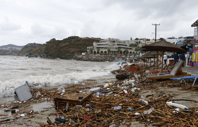 Εικόνα από τις καταστροφές που προκάλεσε νωρίτερα η κακοκαιρία στην Κρήτη (φωτ.: ΑΠΕ ΜΠΕ / Νίκος Χαλκιαδάκης)
