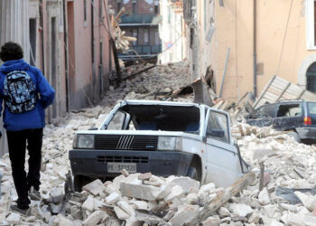 Ερείπια στη Λ' Άκουιλα μετά το σεισμό που έγινε στις 9 Απριλίου 2009 (φωτ.: EPA / Maurizio degl' Innocenti)