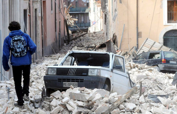 Ερείπια στη Λ' Άκουιλα μετά το σεισμό που έγινε στις 9 Απριλίου 2009 (φωτ.: EPA / Maurizio degl' Innocenti)