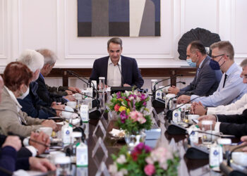 Στιγμιότυπο από τη συνάντηση του Κυριάκου Μητσοτάκη με εκπροσώπους συνταξιουχικών ενώσεων (φωτ.: EUROKINISSI / Γιάννης Παναγόπουλος)