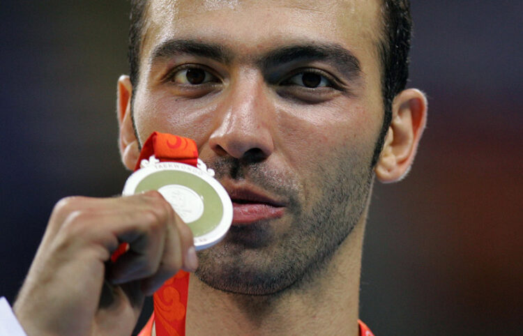 Ο Αλέξανδρος Νικολαΐδης με το μετάλλιο που κέρδισε στους Ολυμπιακούς Αγώνες του 2008 στο Πεκίνο (φωτ.: ΑΠΕ-ΜΠΕ / Συμέλα Παντζαρτζή)
