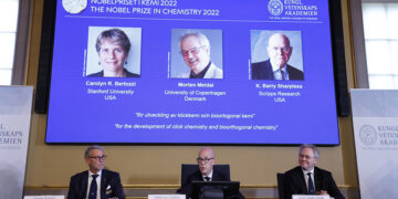 Στιγμιότυπο από την ανακοίνωση του Νόμπελ Χημείας 2022 (φωτ.: EPA / Christine Olsson SWEDEN OUT)