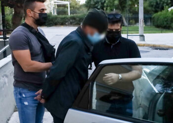 Αστυνομικοί μεταφέρουν τον 63χρονο μετά την απολογία του στον εισαγγελέα (φωτ.: EUROKINISSI / Κώστας Τζούμας)