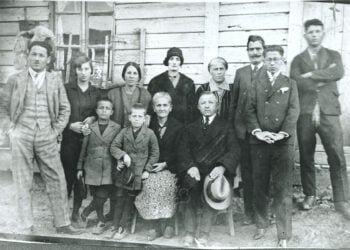 1923. Η προσφυγική οικογένεια Μαγιόπουλου από το Μάλτεπε της Κωνσταντινούπολης μπροστά στο θάλαμο όπου στεγάστηκε στα Απολυμαντήρια της Καλαμαριάς (πηγή: ΙΑΠΕ, Συλλογή Σταύρου Μαγιόπουλου)