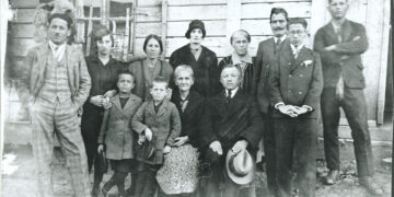 1923. Η προσφυγική οικογένεια Μαγιόπουλου από το Μάλτεπε της Κωνσταντινούπολης μπροστά στο θάλαμο όπου στεγάστηκε στα Απολυμαντήρια της Καλαμαριάς (πηγή: ΙΑΠΕ, Συλλογή Σταύρου Μαγιόπουλου)