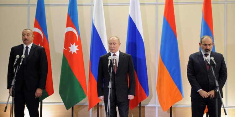 Οι πρόεδροι του Αζερμπαϊτζάν και της Ρωσίας και ο πρωθυπουργός της Αρμενίας σε τριμερή στο Σότσι, τον Νοέμβριο του 2021 (φωτ.: EPA / Mikhail Klimentyev / Kremlin Pool)