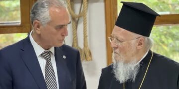 Ο Σάββας Αναστασιάδης με τον Οικουμενικό Πατριάρχη Βαρθολομαίο, στην Παναγία Σουμελά στον Πόντο, τον Δεκαπενταύγουστο (φωτ.: twitter.com/savanastasiadis)
