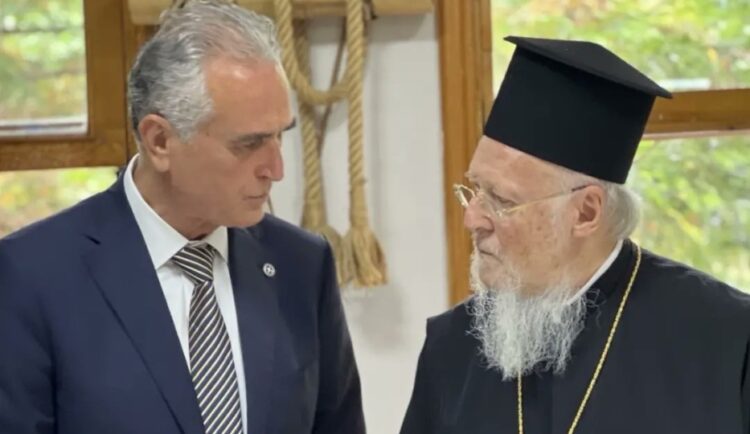 Ο Σάββας Αναστασιάδης με τον Οικουμενικό Πατριάρχη Βαρθολομαίο, στην Παναγία Σουμελά στον Πόντο, τον Δεκαπενταύγουστο (φωτ.: twitter.com/savanastasiadis)