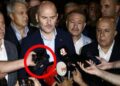 Δημοσιογράφος  του Anadolu καταγράφει δηλώσεις του Σουλεϊμάν Σοϊλού με μικρόφωνο χωρίς το λογότυπο του πρακτορείου. (φωτ.: duvaR English)