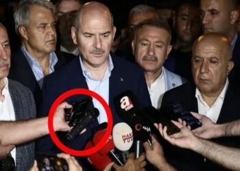 Δημοσιογράφος  του Anadolu καταγράφει δηλώσεις του Σουλεϊμάν Σοϊλού με μικρόφωνο χωρίς το λογότυπο του πρακτορείου. (φωτ.: duvaR English)