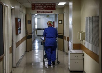 Νοσοκόμα σε διάδρομο στο Θριάσιο (φωτ.: EUROKINISSI / Γιώργος Κονταρίνης)