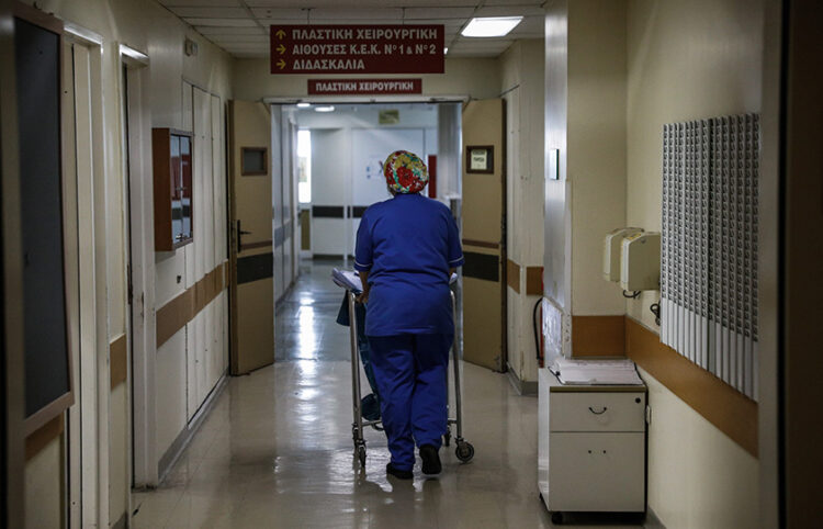 Νοσοκόμα σε διάδρομο στο Θριάσιο (φωτ.: EUROKINISSI / Γιώργος Κονταρίνης)