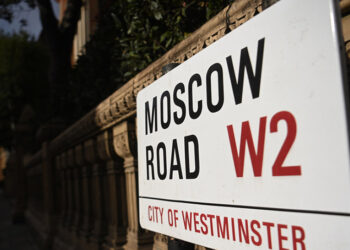 Ταμπέλα κοντά στην πρεσβεία της Ρωσίας στο Λονδίνο, τον Φεβρουάριο του 2022 (φωτ.: EPA / Neil Hall)