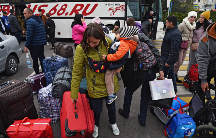 Άμαχοι από τη Χερσώνα μόλις έχουν φτάσει στον σιδηροδρομικό σταθμό της πόλης Ντζανκόι στην Κριμαία (φωτ.: EPA/STRINGER)