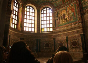 Ψηφιδωτό που απεικονίζει την Αυγούστα Θεοδώρα στο εσωτερικό της Βασιλικής του Αγίου Βιταλίου στη Ραβέννα* (φωτ.: Αλεξία Ιωαννίδου)