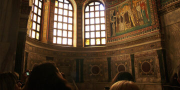 Ψηφιδωτό που απεικονίζει την Αυγούστα Θεοδώρα στο εσωτερικό της Βασιλικής του Αγίου Βιταλίου στη Ραβέννα* (φωτ.: Αλεξία Ιωαννίδου)