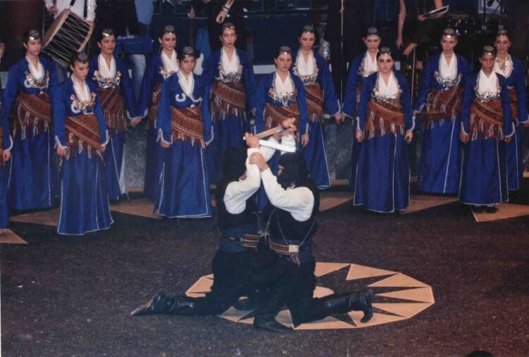 Vintage φωτογραφία με το χορό των μαχαιριών, σε παλαιότερη χοροεσπερίδα του Συλλόγου (φωτ.: Σύλλογος Πόντιων Σταυρούπολης «Ακρίτες του Πόντου»)