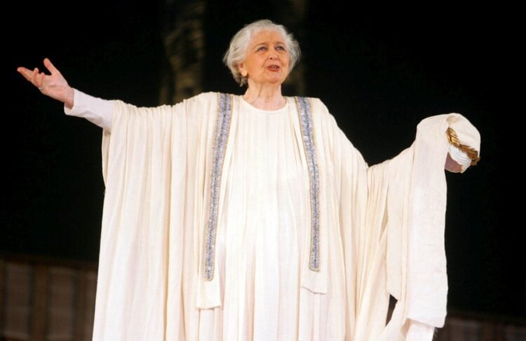 Η Άννα Συνοδινού στην κωμωδία «Βάτραχοι» του Αριστοφάνη που παρουσιάστηκε από την Αττικό Σκηνή στο Αρχαίο Θέατρο της Επιδαύρου, το 2006 (φωτ.: ΑΠΕ-ΜΠΕ/Συμέλα Παντζαρτζή)