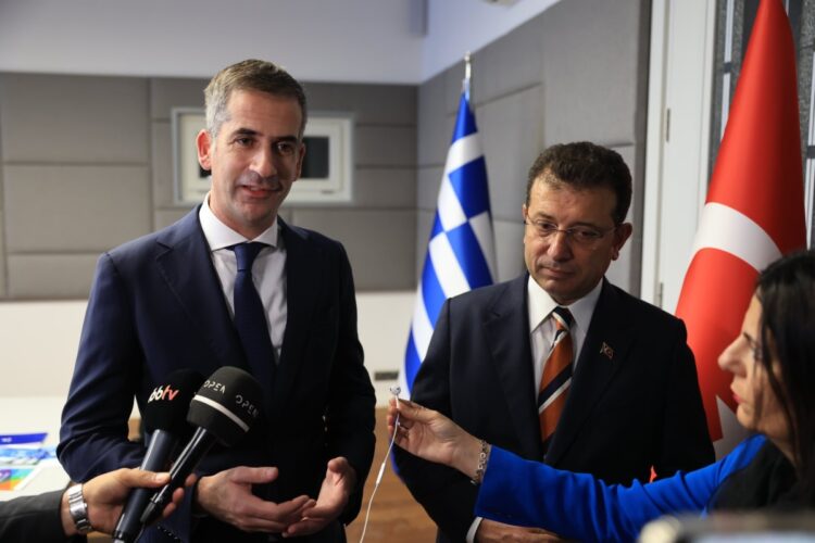 Ο δήμαρχος Αθηναίων Κώστας Μπακογιάννης και ο δήμαρχος Κωνσταντινούπολης Εκρέμ Ιμάμογλου κάνουν δηλώσεις στα ΜΜΕ (Φωτ.: twitter.com/KBakoyannis)