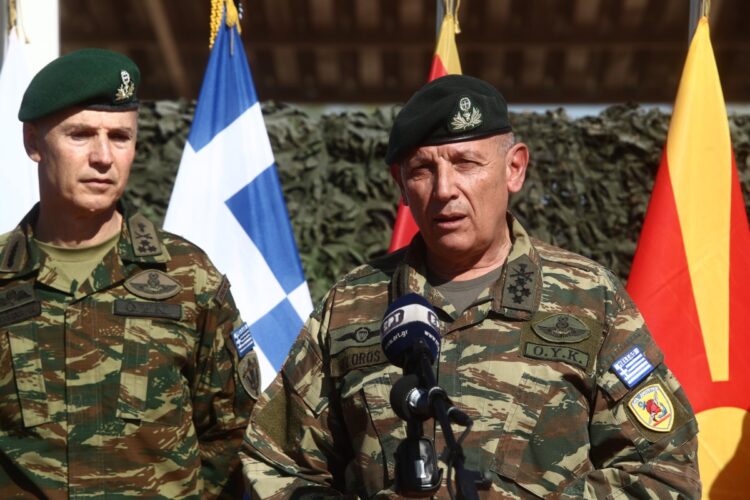 Ο  αρχηγός ΓΕΕΘΑ στρατηγός Κωνσταντίνος Φλώρος, στη στρατιωτική άσκηση «BALKAN SHIELD-22» στο Κέντρο Εκπαίδευσης Τεθωρακισμένων (ΚΕΤΘ) στον Αυλώνα Αττικής, Παρασκευή 4 Νοεμβρίου 2022.(Φωτ.: Eurokinissi/Σωτήρης Δημητρόπουλος)