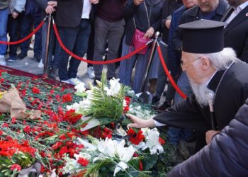 Ο Οικουμενικός Πατριάρχης Βαρθολομαίος αφήνει στο σημείο της τρομοκρατικής έκρηξης ένα μπουκέτο με λευκά λουλούδια στη μνήμη των θυμάτων (Φωτ.: facebook.com/ecumenicalpatriarchate)