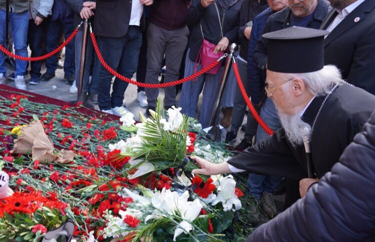 Ο Οικουμενικός Πατριάρχης Βαρθολομαίος αφήνει στο σημείο της τρομοκρατικής έκρηξης ένα μπουκέτο με λευκά λουλούδια στη μνήμη των θυμάτων (Φωτ.: facebook.com/ecumenicalpatriarchate)