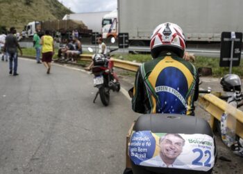 Οπαδοί του Μπολσονάρου αποκλείουν δρόμους διαμαρτυρόμενοι για τη νίκη του Λούλα( Φωτ.: EPA/Antonio Lacerda)