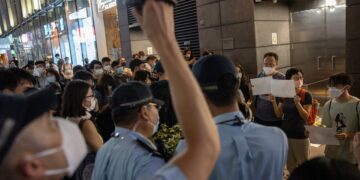 Αγρυπνία για τα θύματα της πολιτικής «μηδενικής COVID που ακολουθούν οι κινεζικές αρχές Διαδήλωση υπό τα βλέμματα αστυνομικών στο Χονγκ Κονγκ (Φωτ.: EPA/Jerome Favr)