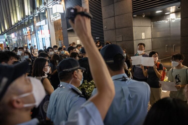 Αγρυπνία για τα θύματα της πολιτικής «μηδενικής COVID που ακολουθούν οι κινεζικές αρχές Διαδήλωση υπό τα βλέμματα αστυνομικών στο Χονγκ Κονγκ (Φωτ.: EPA/Jerome Favr)