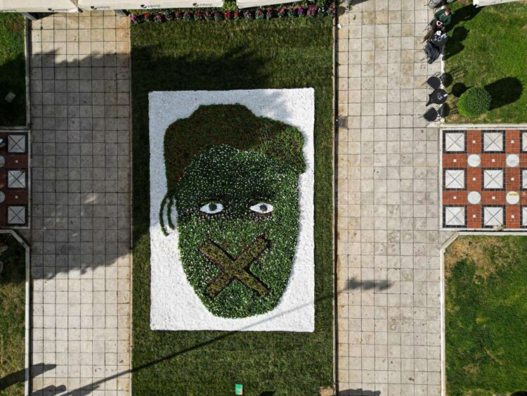 Η μορφή μιας κακοποιημένης γυναίκας φτιαγμένη από έξι χιλιάδες φυτά στην πλατεία Αριστοτέλους (Πηγή φωτ.: Γραφείο Τύπου Δήμου Θεσσαλονίκης)