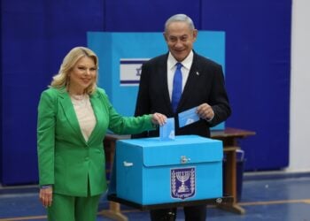 Ο πρώην πρωθυπουργός του Ισραήλ Μπενιαμίν Νετανιάχου και εκ νέου διεκδικητής της εξουσίας ψηφίζει στις γενικές εκλογές μαζί με τη γυναίκα του Σάρα (Φωτ.: EPA/Abir Sultan)
