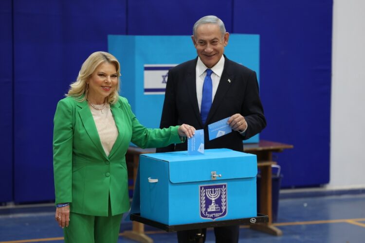 Ο πρώην πρωθυπουργός του Ισραήλ Μπενιαμίν Νετανιάχου και εκ νέου διεκδικητής της εξουσίας ψηφίζει στις γενικές εκλογές μαζί με τη γυναίκα του Σάρα (Φωτ.: EPA/Abir Sultan)